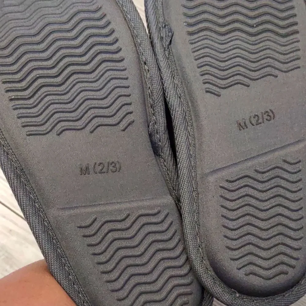 (83-0177)    Cat & Jack Ellis Slippers Sz M (2/3)